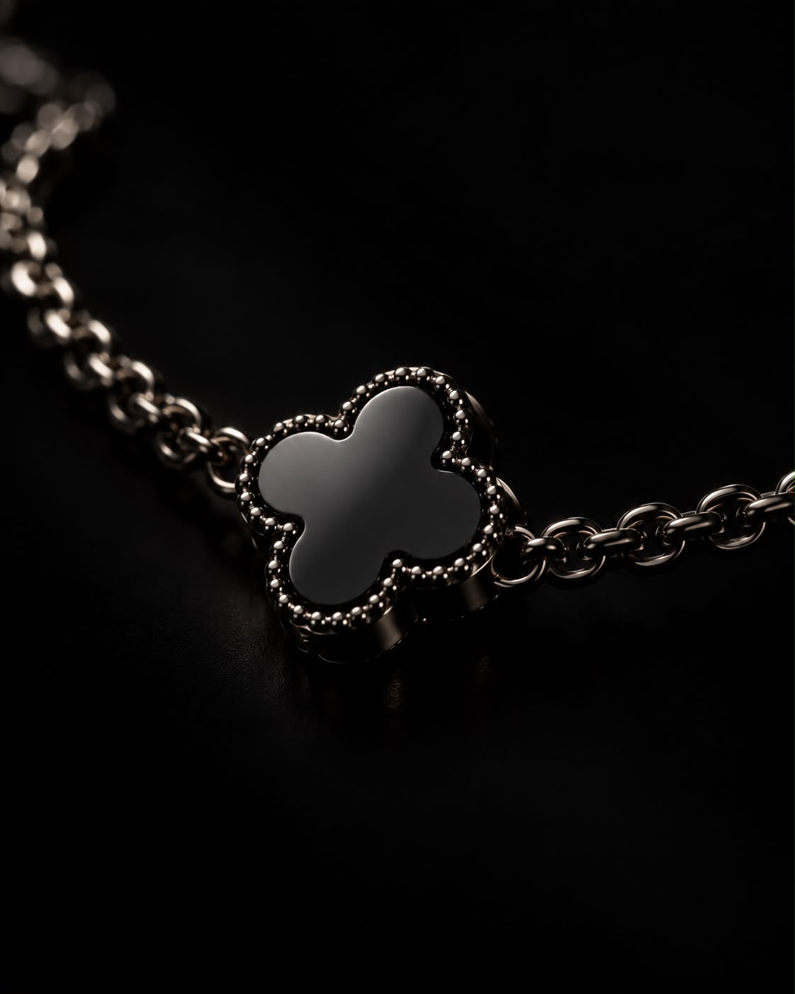 BLACK CLOVER NECK